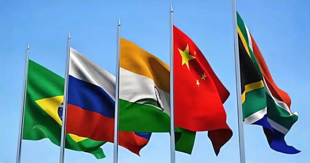 金砖集团疯狂“吸粉”！目前，已有20多个国家正式申请加入。可美国竟嘲讽道：“这是