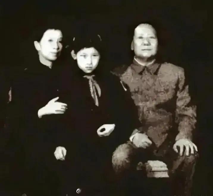 一家人合影，幸福的一家[赞同][赞同]革命的夫妻[赞同][赞同]为老百姓谋福的夫