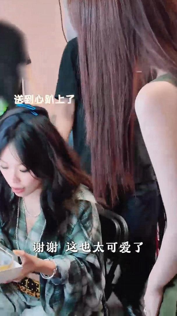 靳梦佳歌手后台宣传中餐厅靳梦佳中餐厅首播歌手送钵仔糕 中餐厅首播当天，靳梦佳直接