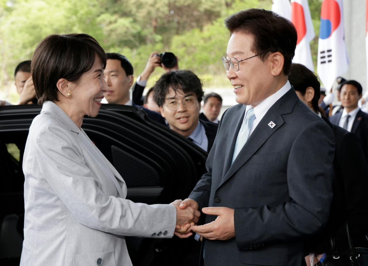 太离谱了！高市早苗邀请韩国总统一起泡温泉。当地时间5月19日，日本首相高市早苗在