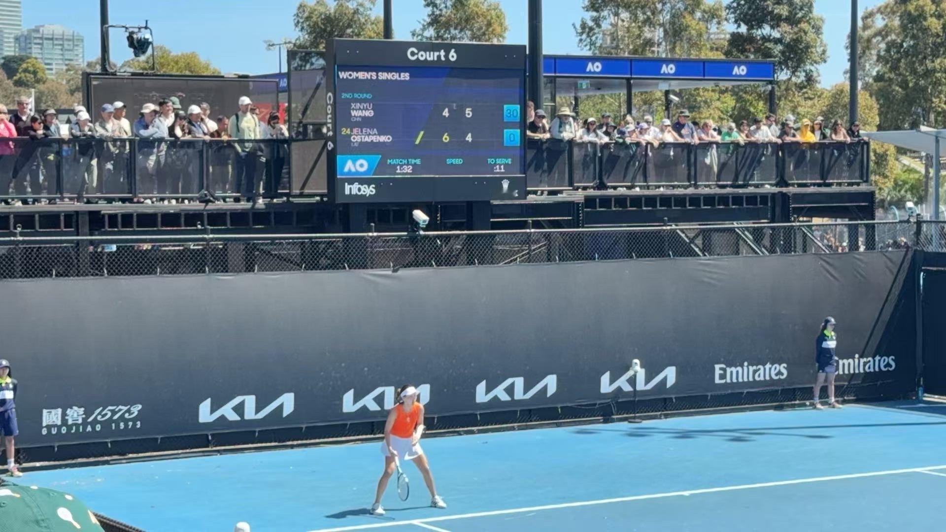 王欣瑜在第二盘2-4落后下连赢4局，以6-4扳回一盘，和奥斯塔彭科即将进入决胜盘