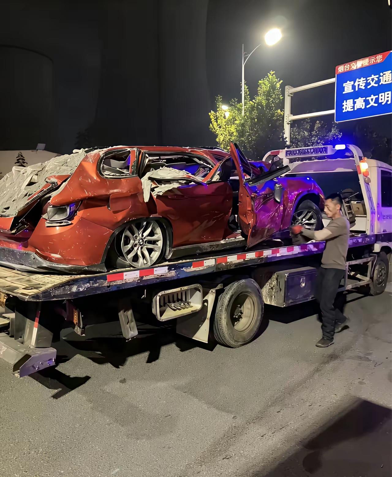 宝马车被压成这样了，可怜的女老师！
​网友评论：
​那个白车如果往右边打一点方向