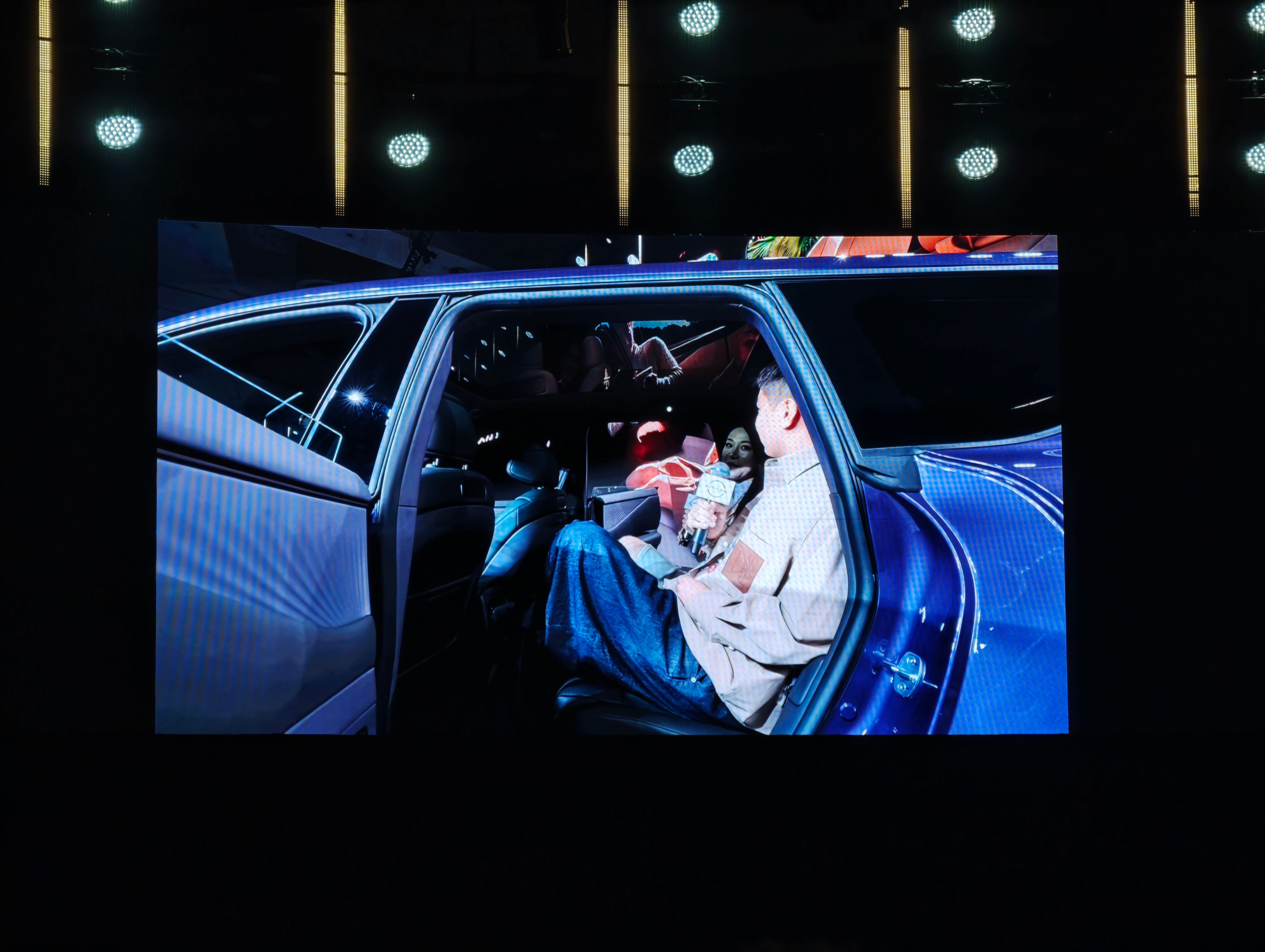 东风日产NX8这次后排给了133°电动调节，现场邀请观众上去试，它这个后排过道已