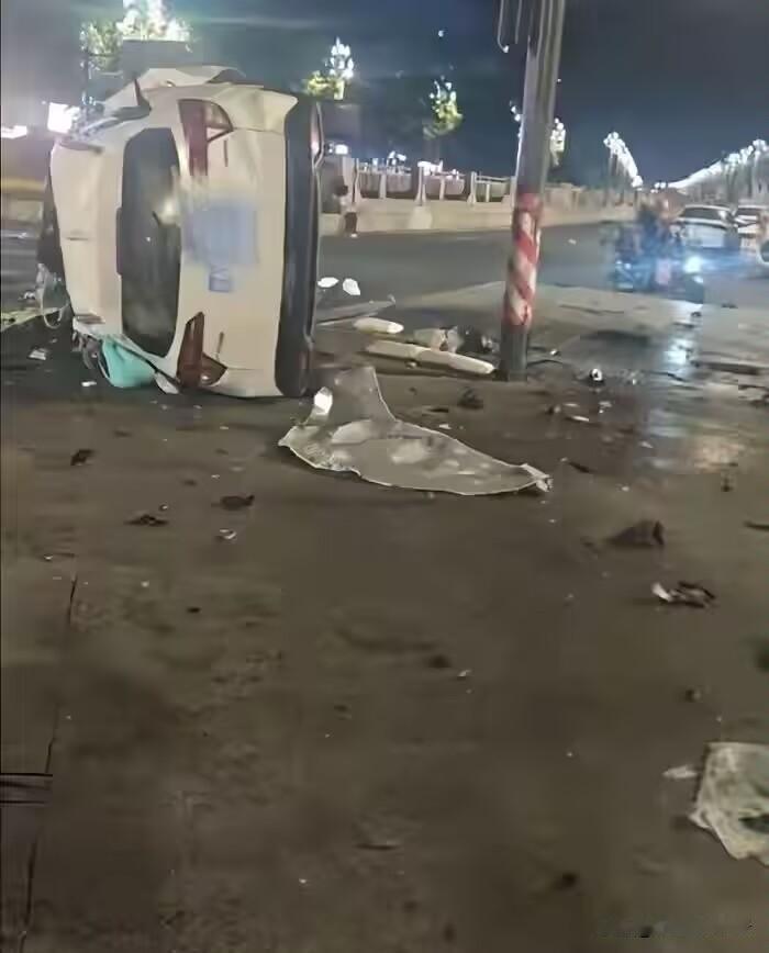 太悲催了，又造成了人员伤亡！6月29日晚，四川省成都市郫都区，一辆白色汽车撞上一