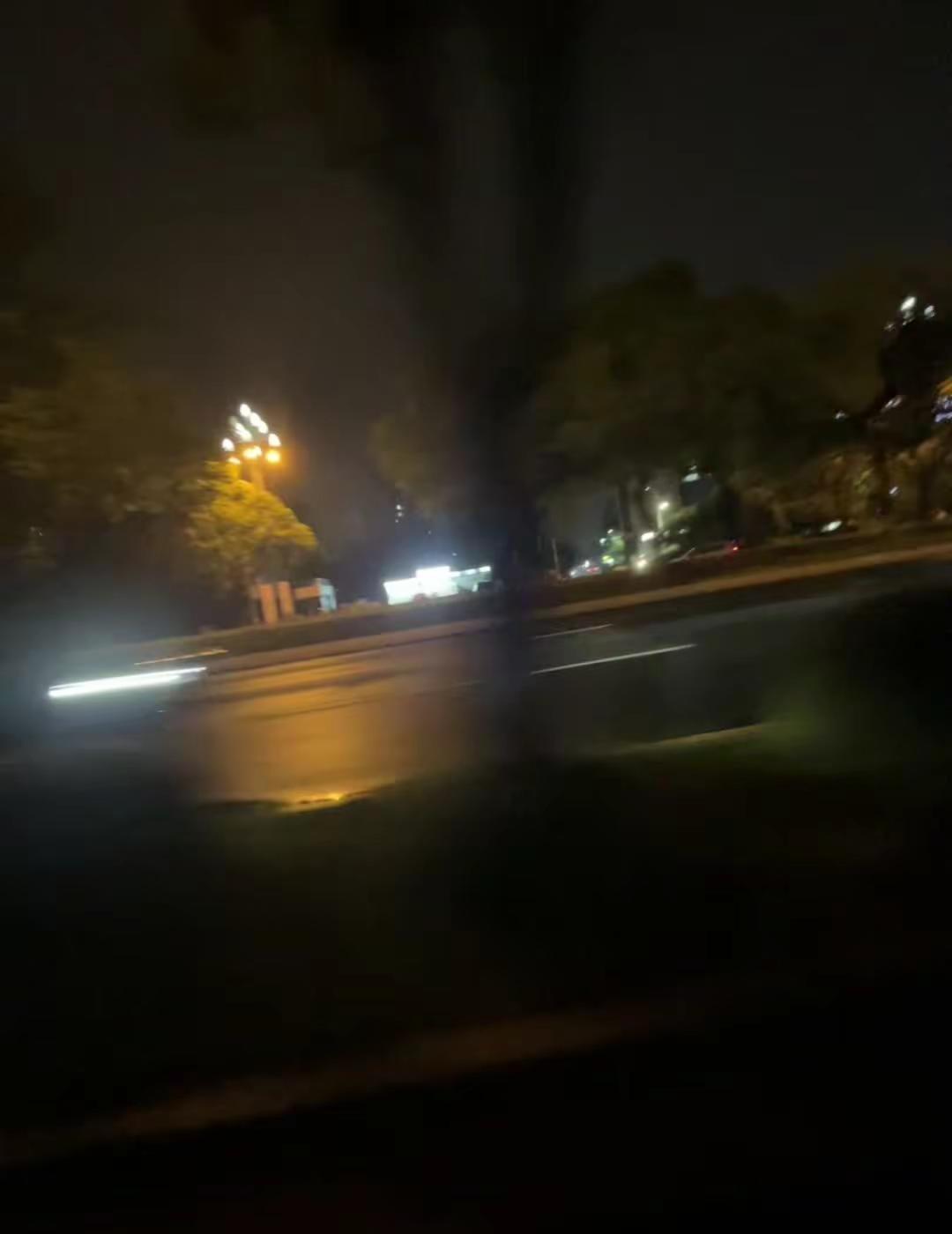 父亲曾帮老同学做过一台手术，术后对方却反手举报了他，父亲因此被降职。半年后，那位