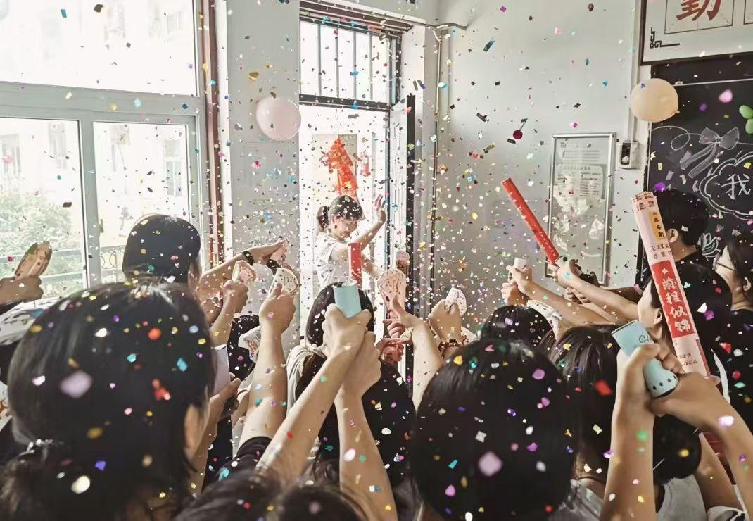 昨天下午，L老师给学生开了一个毕业班会。过完端午节，他们就要参加中招考试了。
