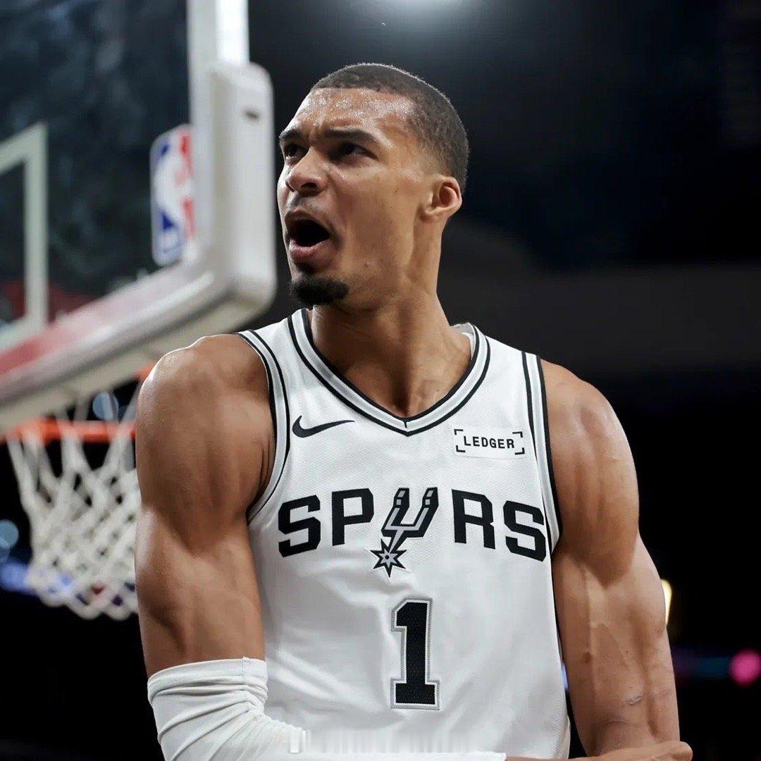 据Michael C.Wright报道，多名NBA大个子球员想要去马刺和文班搭档