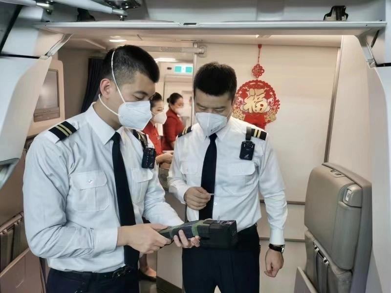 你是否留意过，乘坐航班出行时，鲜少见到穿制服的警察。但可以确定的是，每次航班都会