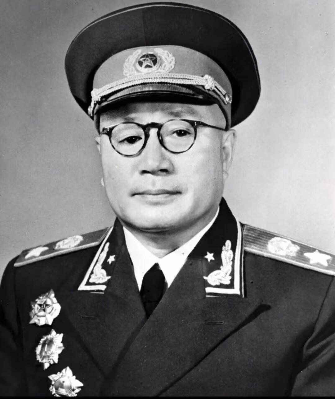 提起开国元帅刘伯承，很多人都称他为“军神”。

一生征战沙场，饱读历代兵书，军阀
