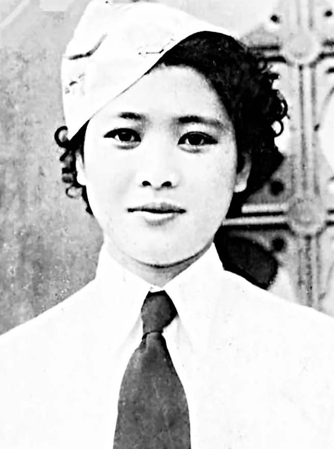 1938年一个深夜，国民党师长范绍增用枪顶着一个女人的头说：“马上离婚嫁给我！”