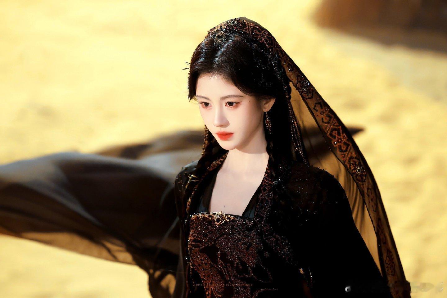 氛围感直接封神，眼神里全是藏不住的温柔，世界崩塌也难掩爱意鞠婧祎田嘉瑞氛围感溢出