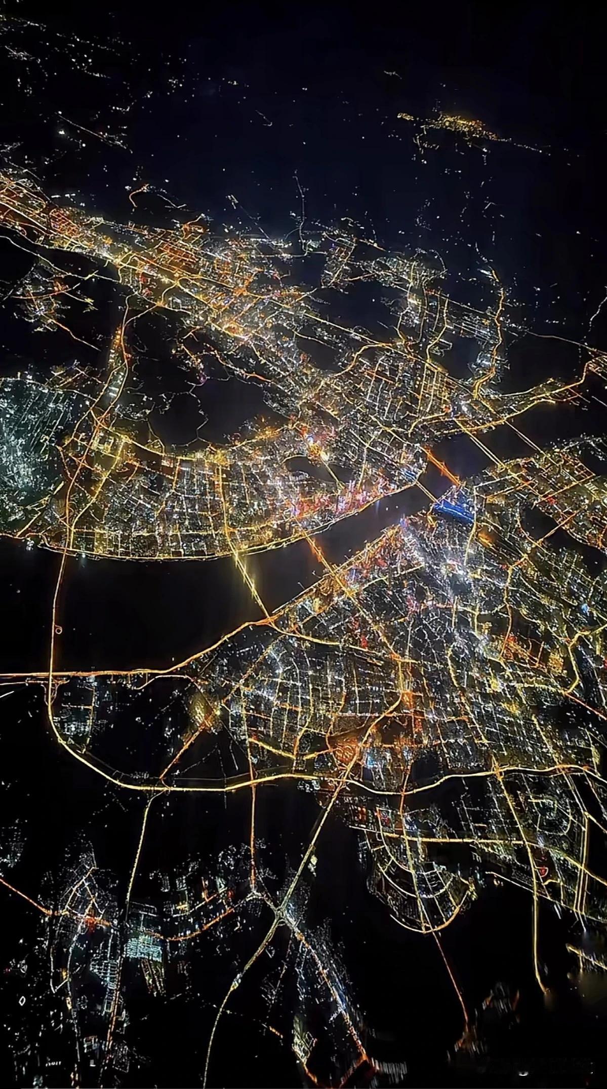 五一期间空中看大城市夜景，你猜猜是那个大城市？