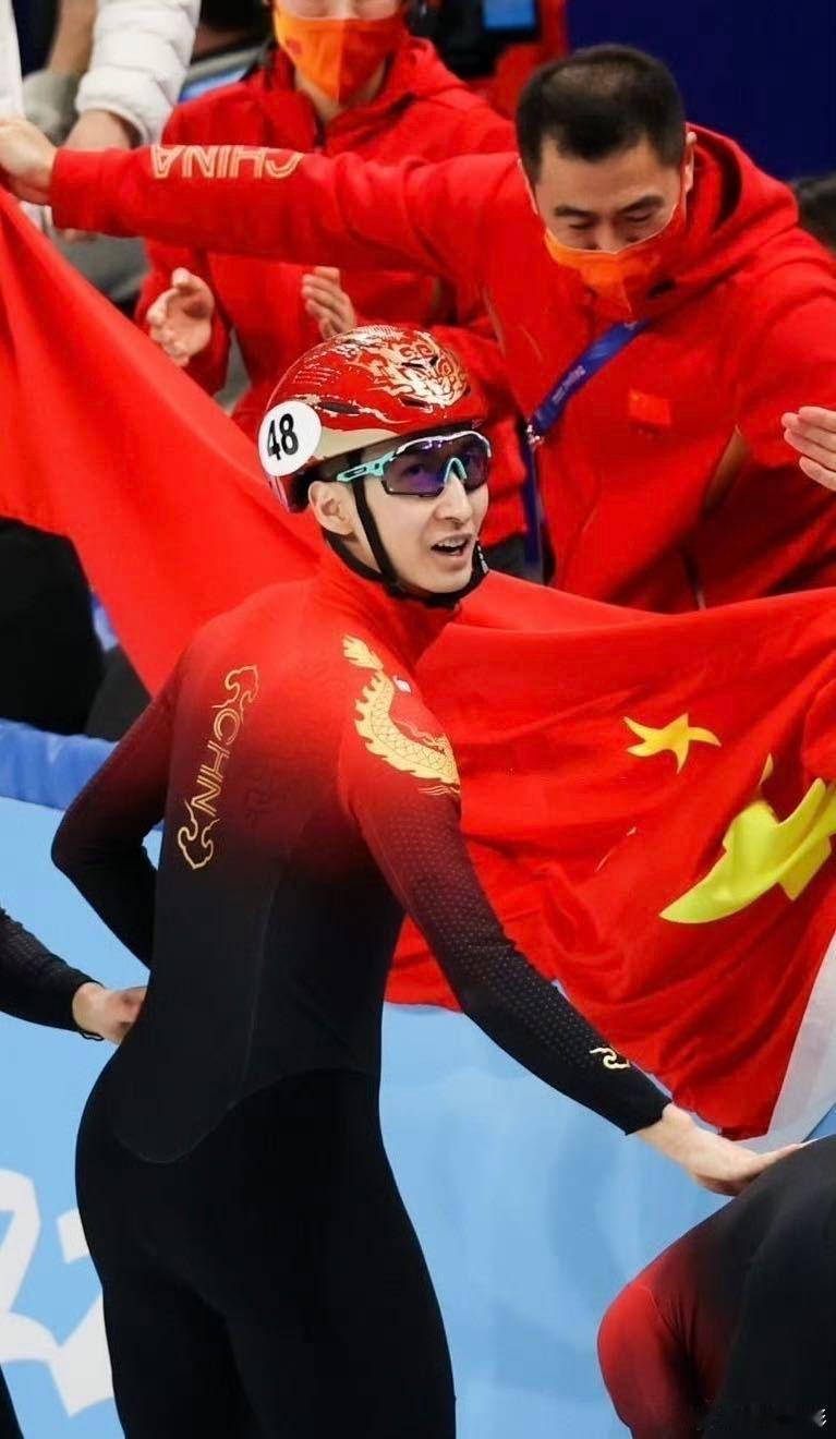 武大靖带着不服输的劲奔赴米兰 新歌《继续》直接点燃期待！武大靖把赛道的热血和坚持