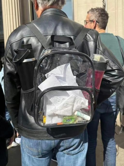 笑不活了！欧洲防抢神器居然是这个透明包！里面装的全是纸巾、口香糖，一眼望过去连个