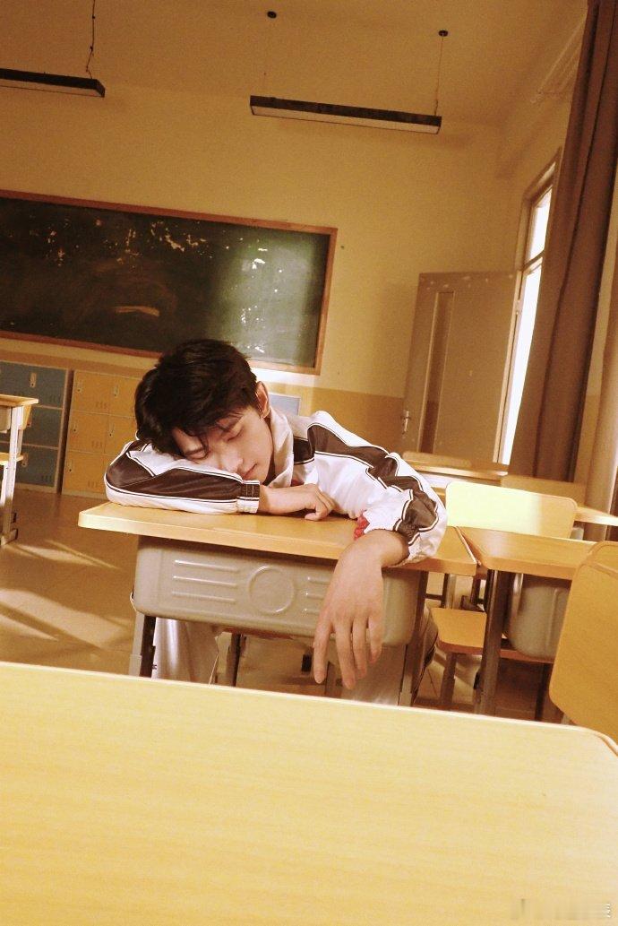 杨洋 校草学长 杨洋的校服造型太有代入感了！挺拔身姿配清爽短发，妥妥的校园风云学