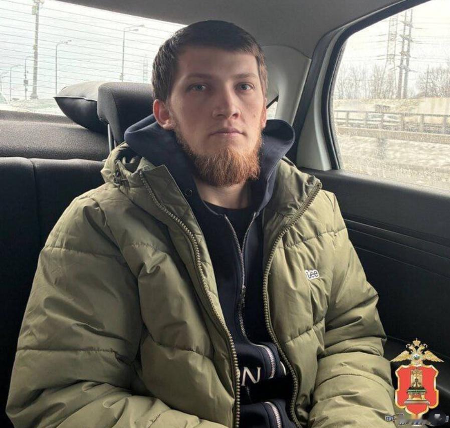 【在特维尔，一名综合格斗选手因女友涉嫌出轨而对其20岁的女友实施了残忍殴打。 首