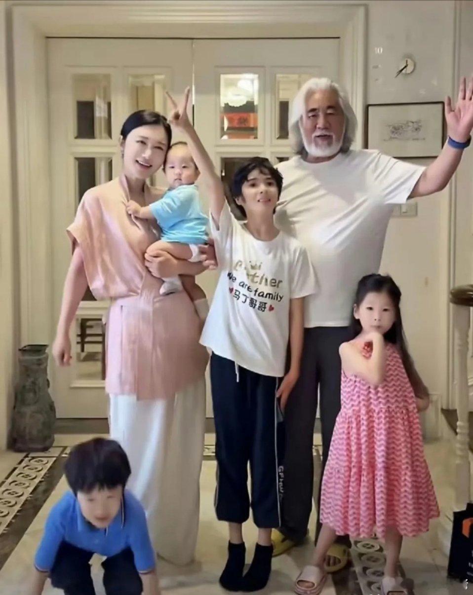 9月6日，44岁杜星霖官宣拼5胎75岁张纪中一言不发，杜星霖称希望能生个龙太子，