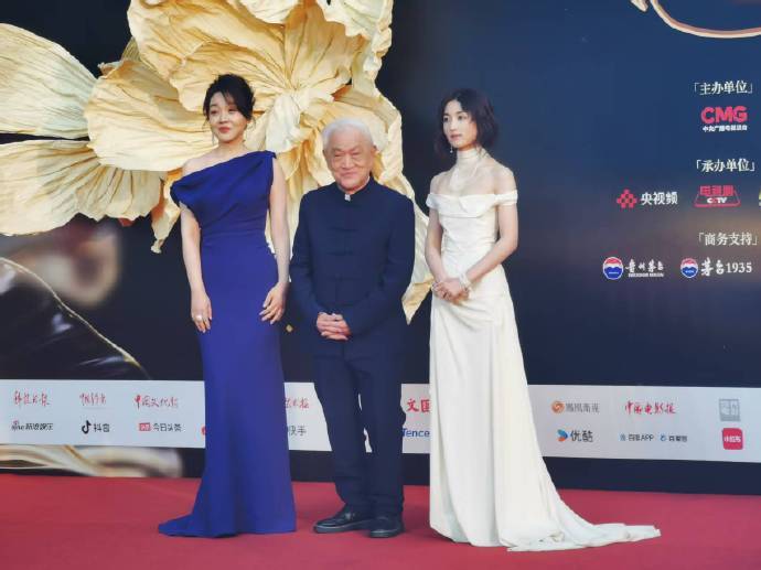 闫妮蓝裙好温柔闫妮中国电影盛典红毯状态闫妮蓝裙好温柔，谁懂这个闫妮中国电影盛典红