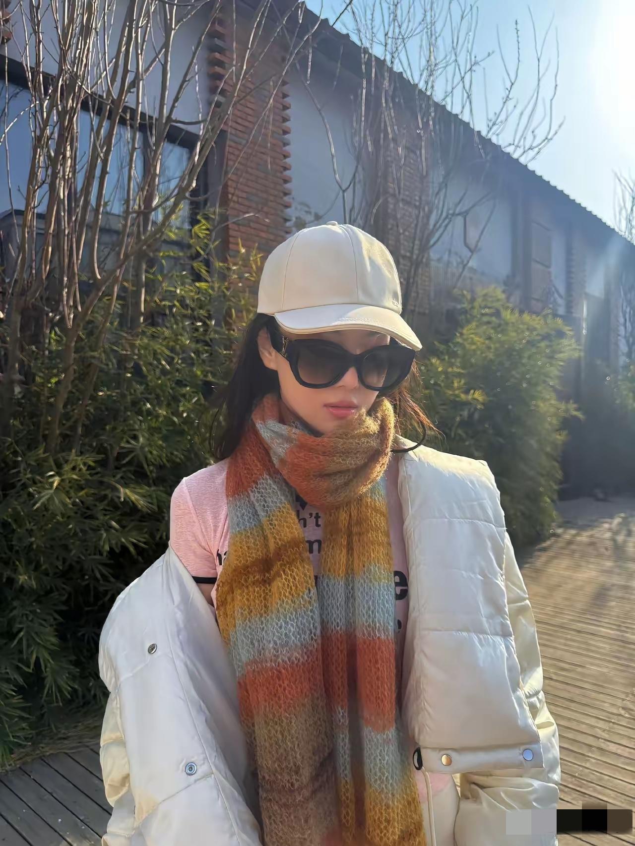 张馨予在社交平台晒出妈妈亲手编织的围巾，温暖的画面让北京的寒冬都变得不再那么凛冽