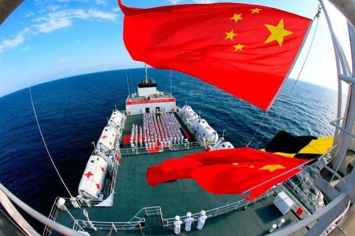 黄岩岛海面，菲律宾刚服役的主力护卫舰硬闯中方四舰包围圈，非但不退，反倒起飞直升机