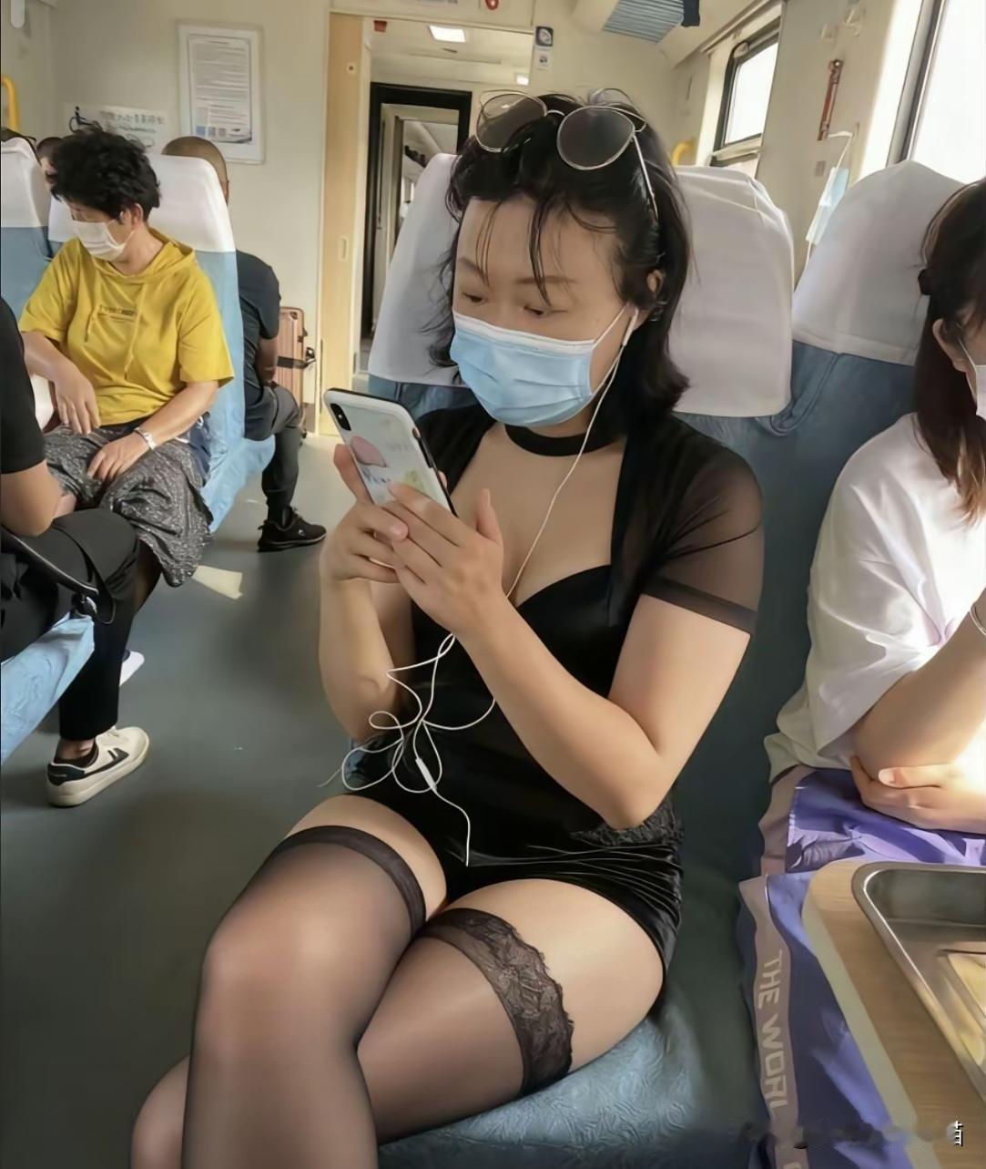火车，穿衣自由也不能这么搞(✋･_･)