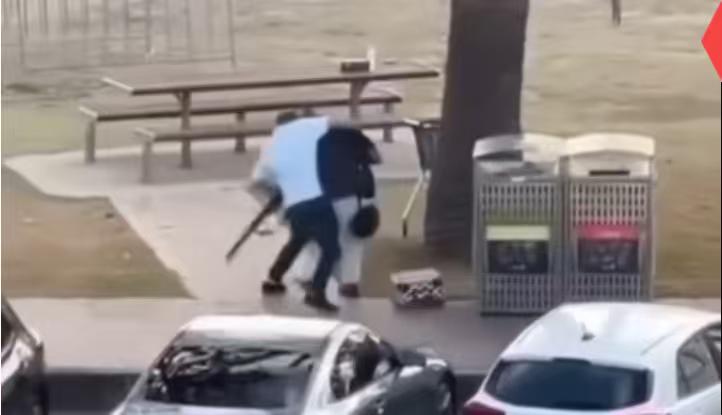 悉尼海滩枪击案已造成12人遇难，43岁水果店主夺下凶器。这一事件告诉我们三点：