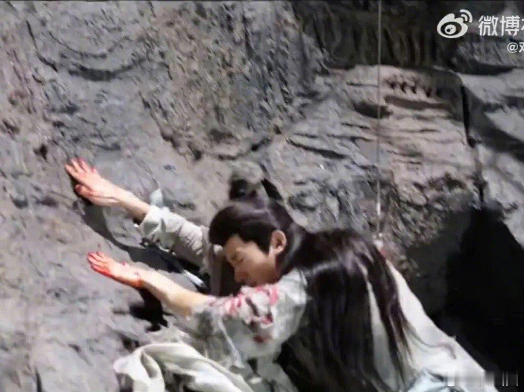 邓为粉丝表示邓为为了演好戏在水中泡到身体发抖，结果剧播出脸都看不清～[吃瓜] ​