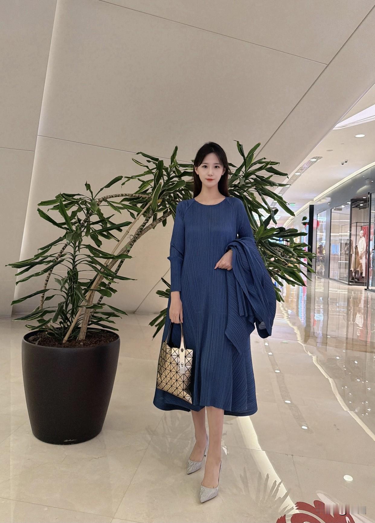 高跟鞋是金色好看还是银色好看呢?银色高跟鞋比较清冷，有高级感。