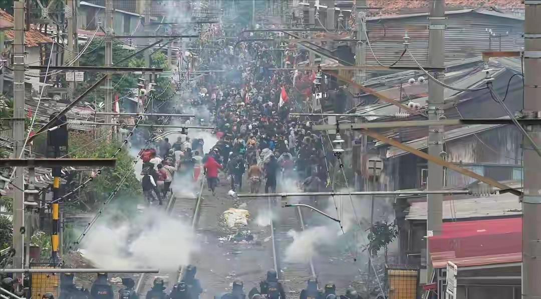 大戏开场，印尼首都上演大暴动，中国海警登检，日本这回集体噤声
 
大戏开场，印尼
