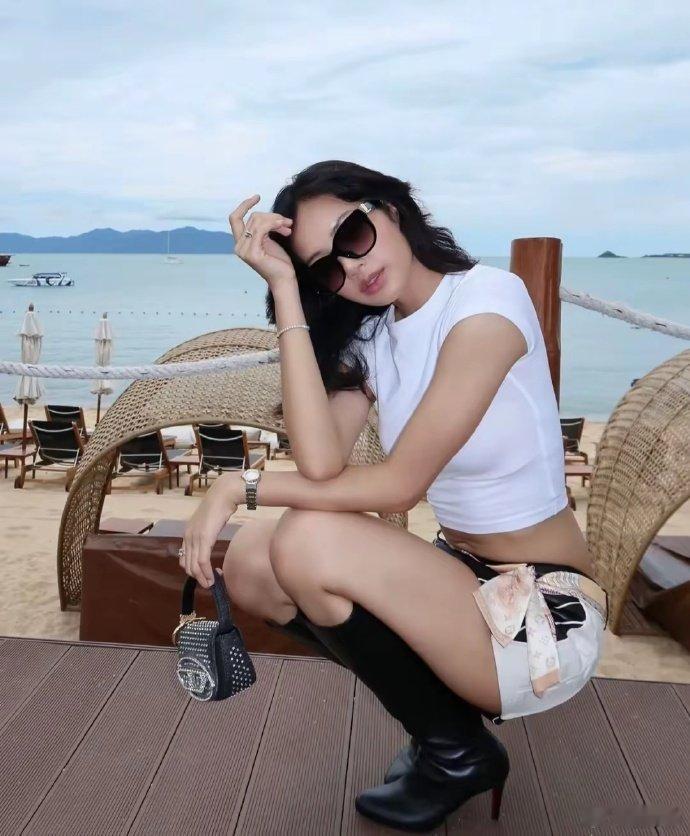 Lisa与LV三公子恋情甜蜜升级！她穿白T恤秀小蛮腰，还展示了亚洲蹲。 