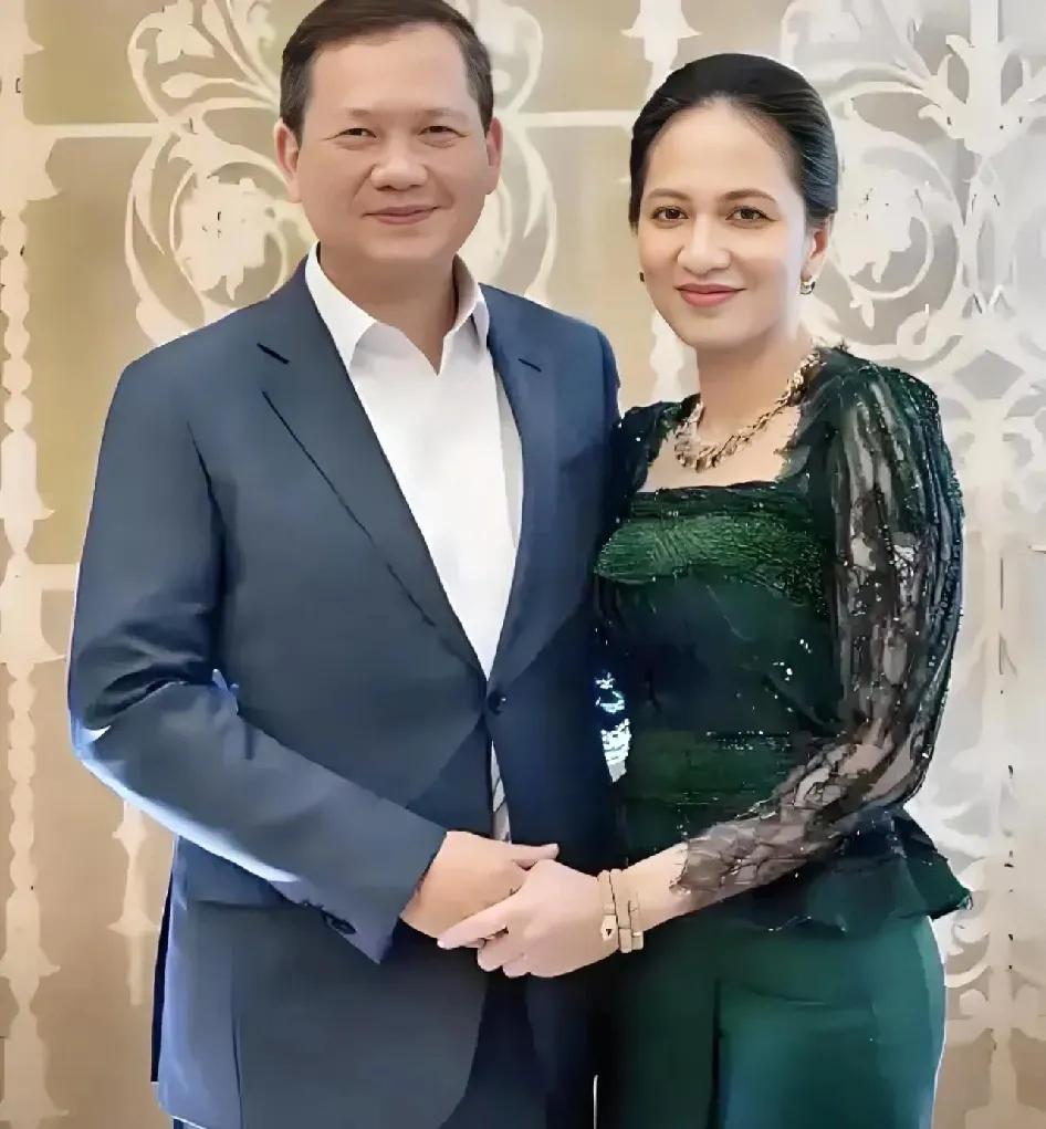 洪玛奈的夫人确实比佩通坦更加的美丽，不得不说，洪森挑儿媳妇的目光还是不错的。洪玛