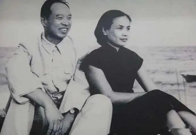 这是彭真和妻子张洁清的一张珍贵合影留念照，彭真是山西人，妻子张洁清是河北霸县人，