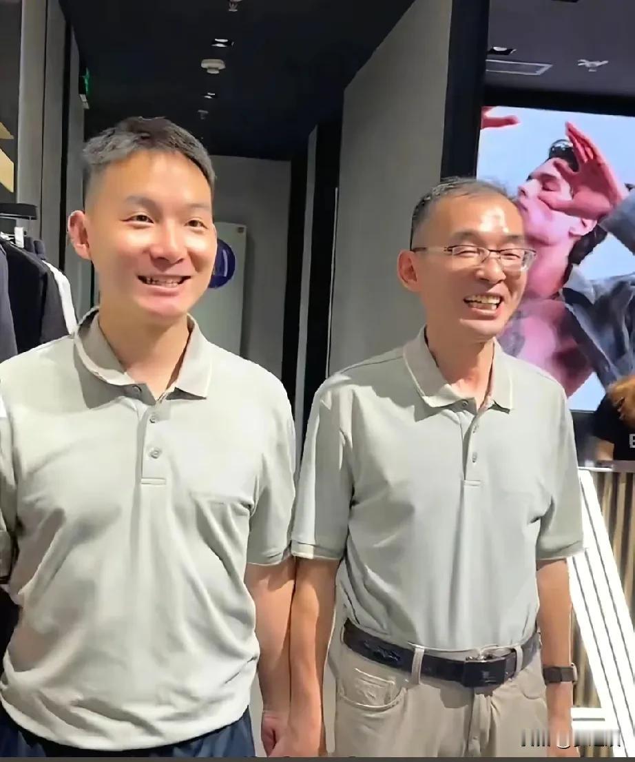 谢浩男回来后，老谢又带他出来买东西了，生怕儿子没衣服穿，买衣服又买鞋的，这真是太