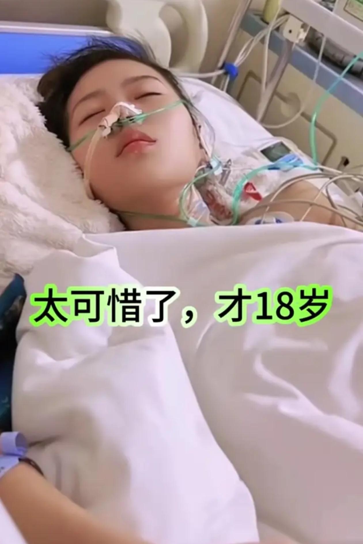 一个干了十几年纺织工作的工人站出来发言，她说自己的耳朵已经聋了一大半，手指关节粗