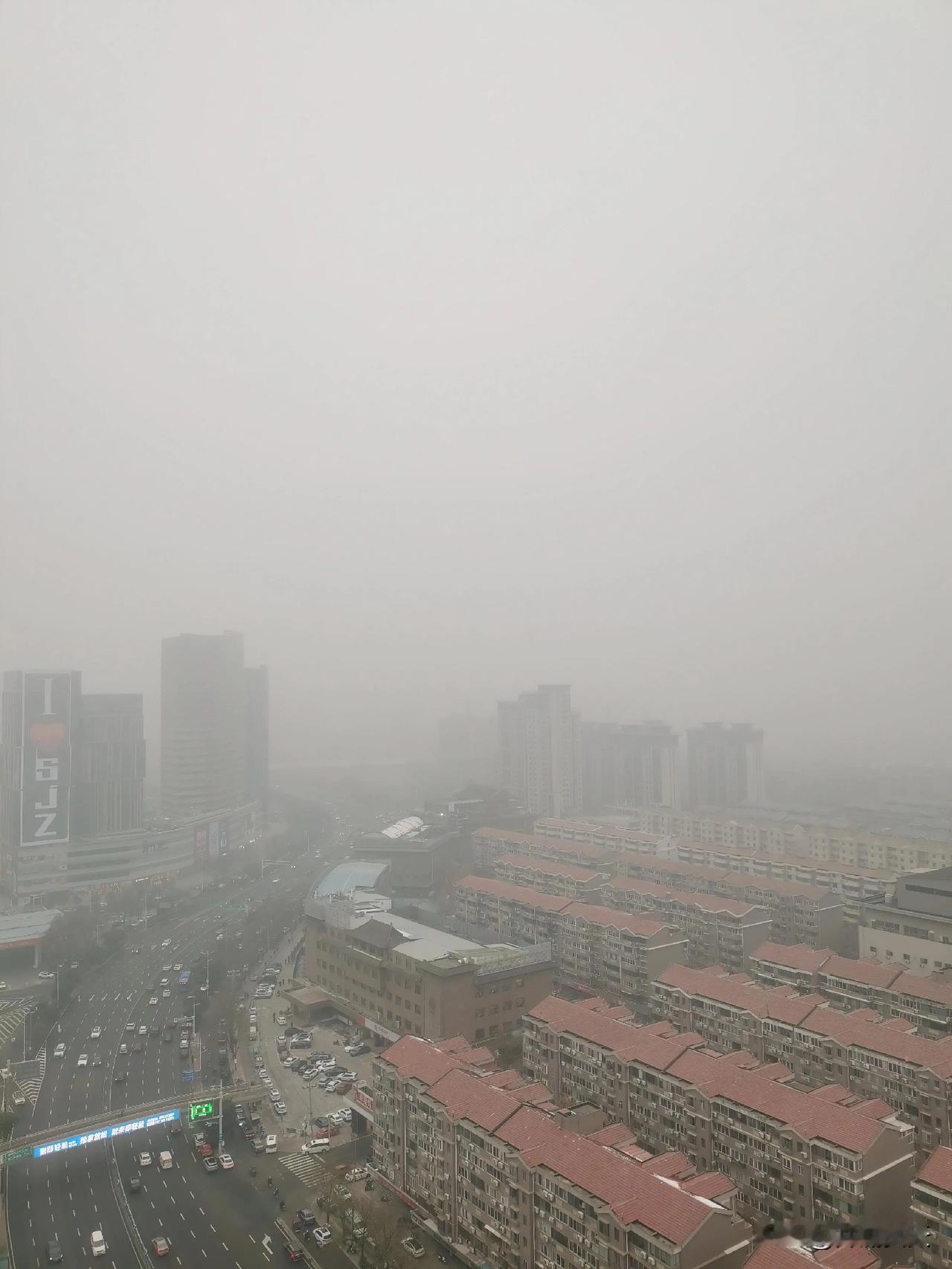 看着窗外的大雾，一下子回想起10年前的样子。那时候正是雾霾肆虐的阶段，现在偶尔见