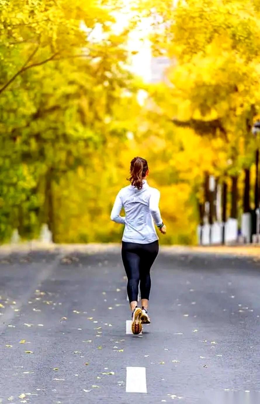 我跑步最怕的，就是身后越来越近的脚步声。
“哒、哒、哒”，每一下都像踩在我心跳上