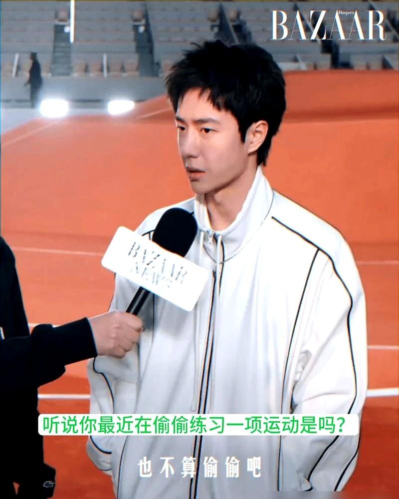 记者问十句，他只回一两句，有时一个问题就回一个字。这采访，被同行形容成“挤牙膏”