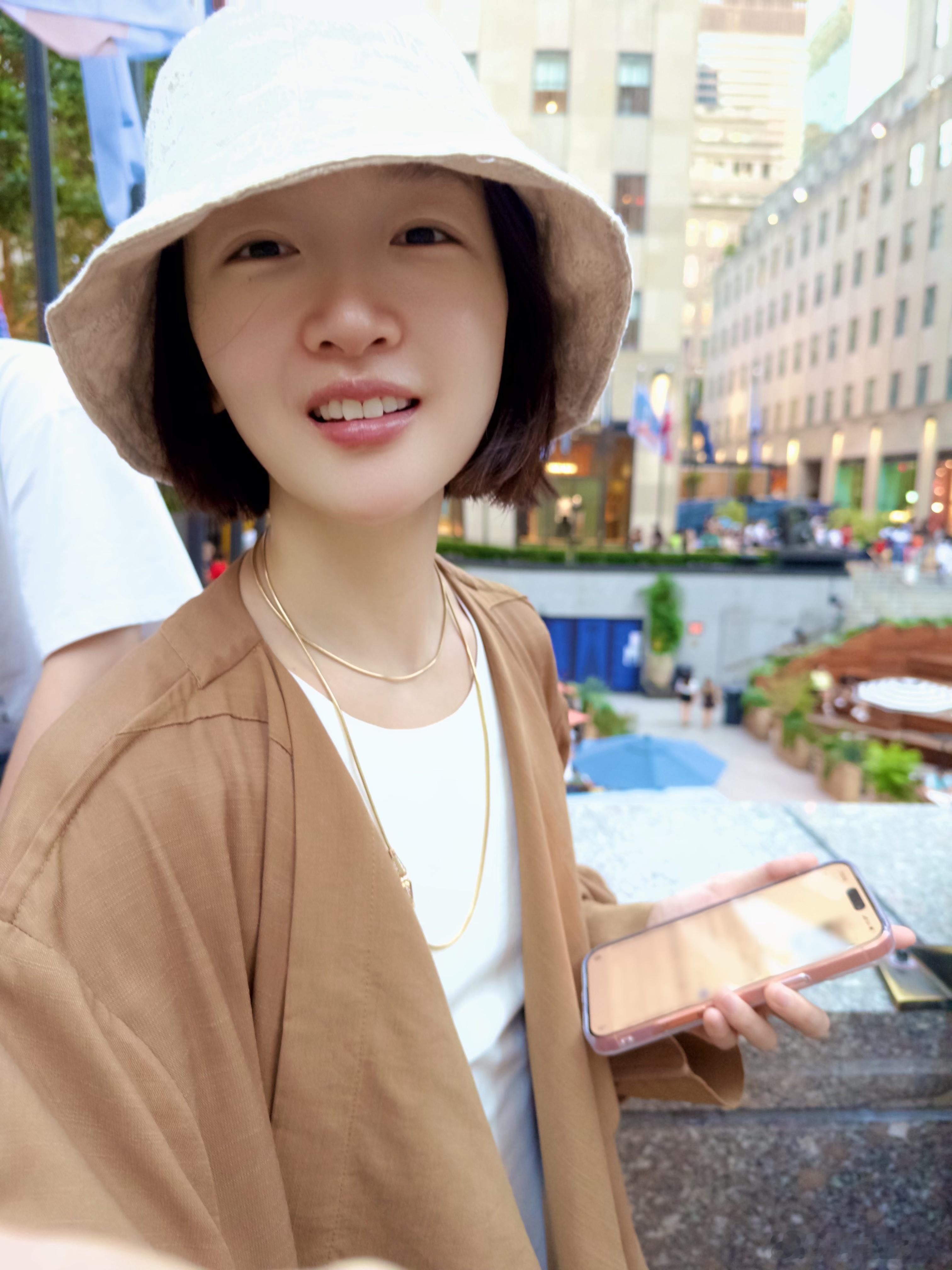 周冬雨在纽约做河北家常菜 纽约日常更新啦！姐子的日常也太接地气了，觉得店里牛排不