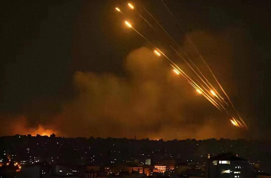 全面打击！伊朗导弹雨狂轰3小时，白宫电话被打爆，日本蠢蠢欲动
 
2月28日，美