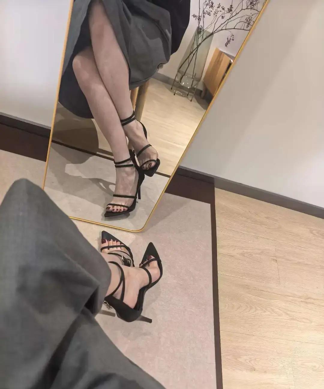 黑色高跟凉鞋，看着像女王，穿上去像受刑。
 
8厘米一踩，气场两米八，脚底却像踩