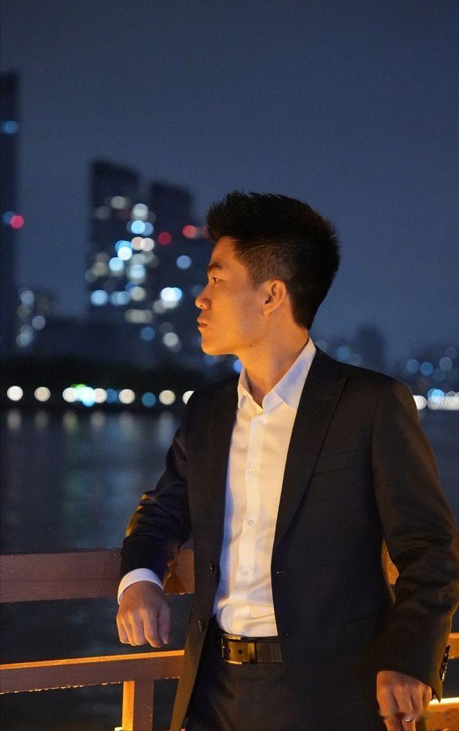 哎呦喂，
太阳打西边出来了！
今个你来道歉，
明个她来道歉，
后个指不定又轮到谁