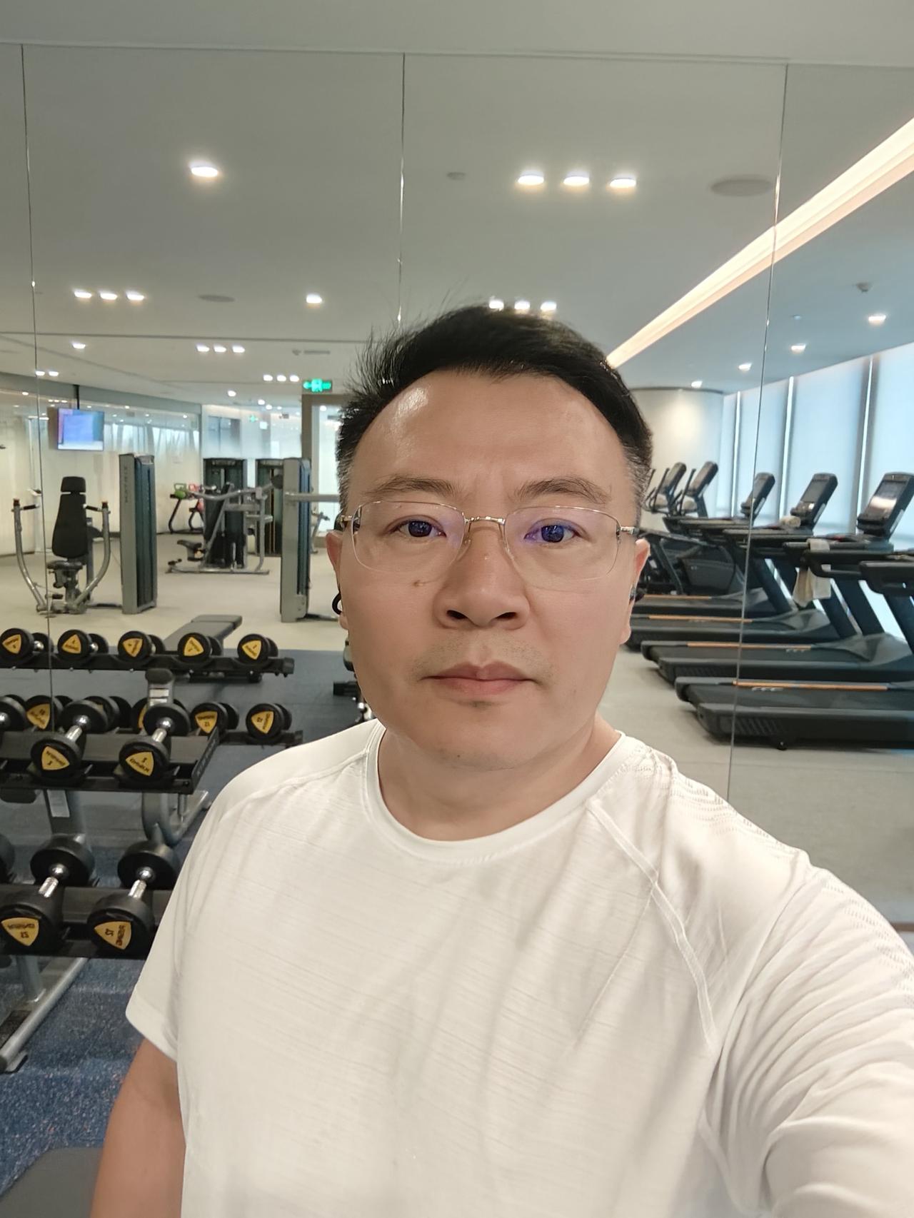 跑步三公里，两百个俯卧撑，卷腹，哑铃，开合跳，运动使人乐观，乐观者前行 ​​​