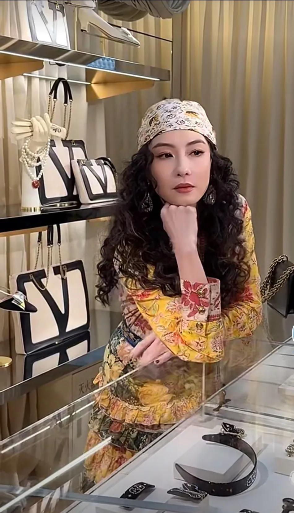 离开谢霆锋的张柏芝依然优雅自信，皮肤紧致，身材曼妙，一点也看不出是三个孩子母亲了