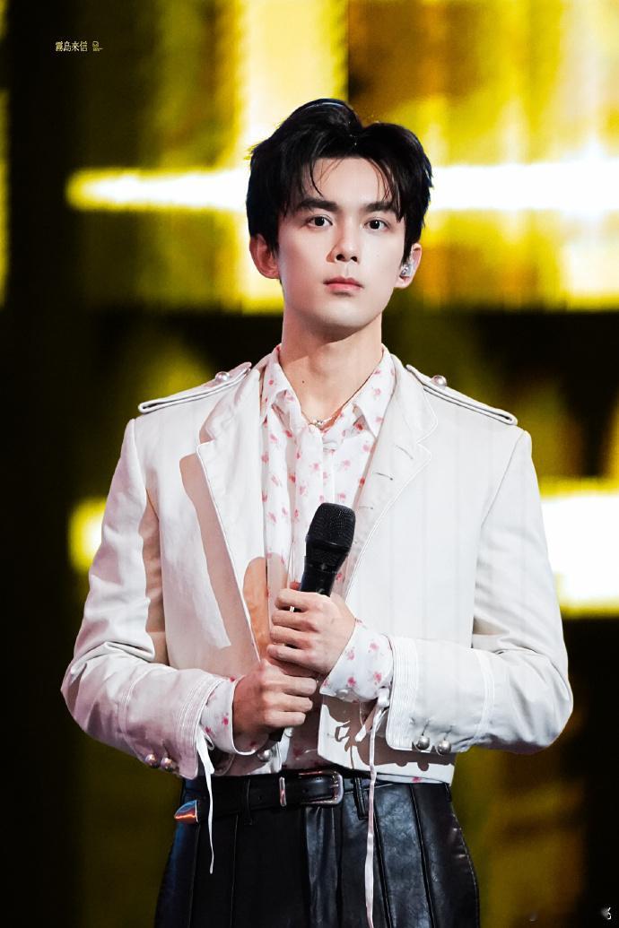 吴磊被荧幕点亮的日子终于等到这个吴磊定制歌曲舞台，电视机📺小子帅的也太犯规了！