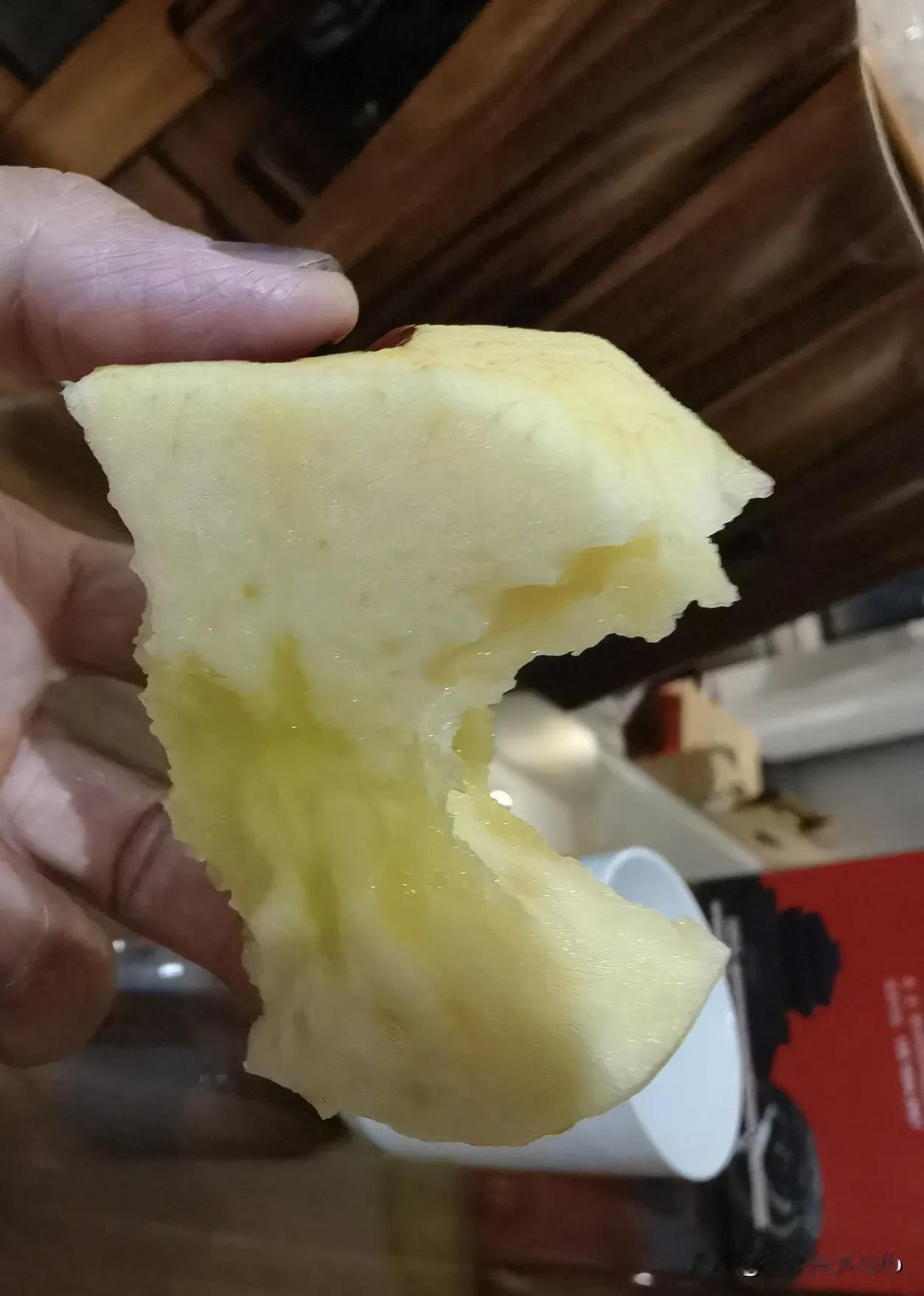 最近两年，吃东西时经常会不经意间咬了嘴唇、里腮或舌头。这不，早上吃苹果又硌了里腮