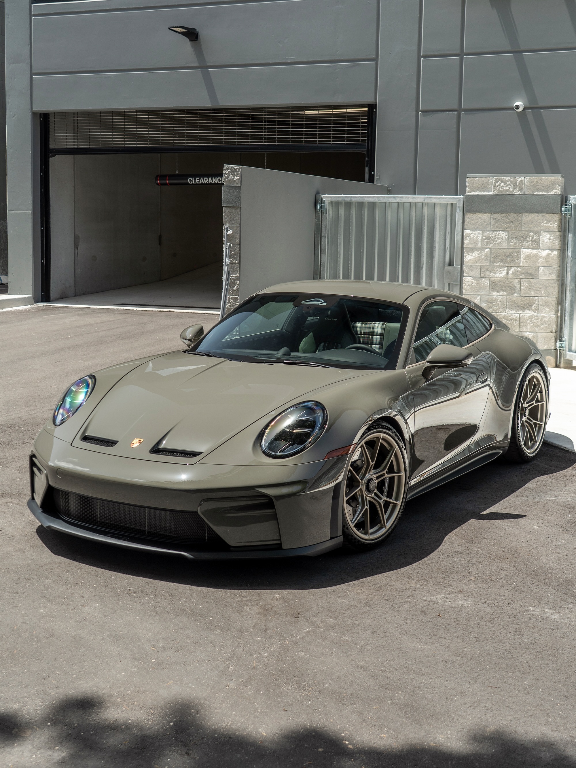 这台保时捷911 GT3 Touring采用专属定制车漆亚历克斯灰，内饰经由保时