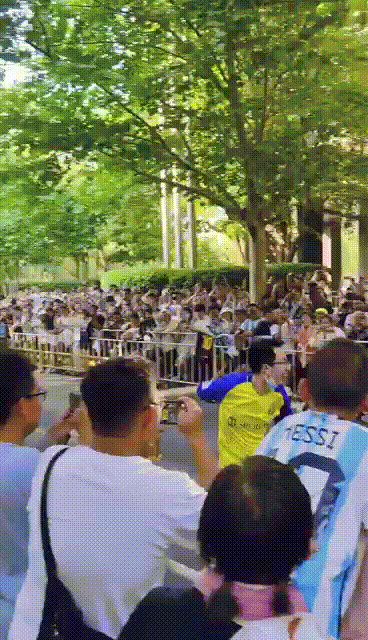 阿根廷的中国行挺有意思的：

🔴一名C罗球迷穿着利雅得胜利的球服，在一群身穿阿