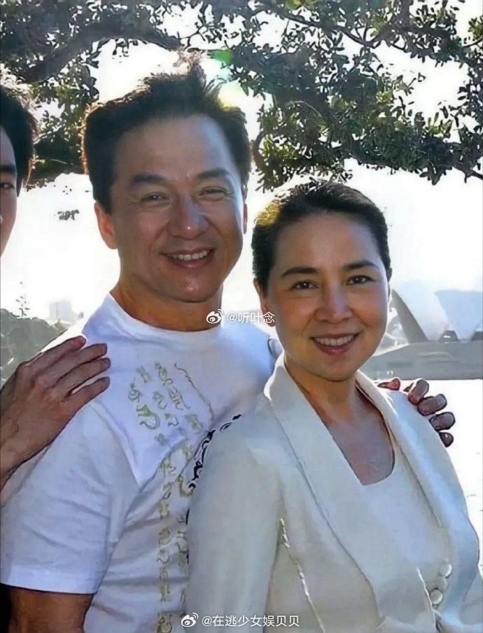 成龙一家三口合照，龙嫂出镜率非常低导致很多人不知道她长相！ 
