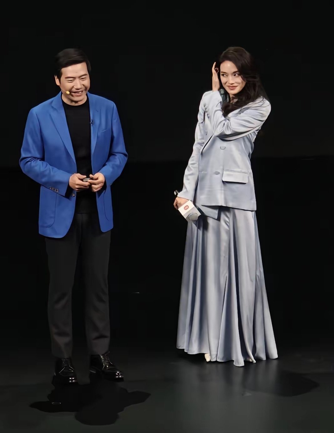 舒淇与雷总，人到中年仍保有纯粹与腼腆，自带社恐害羞感。 