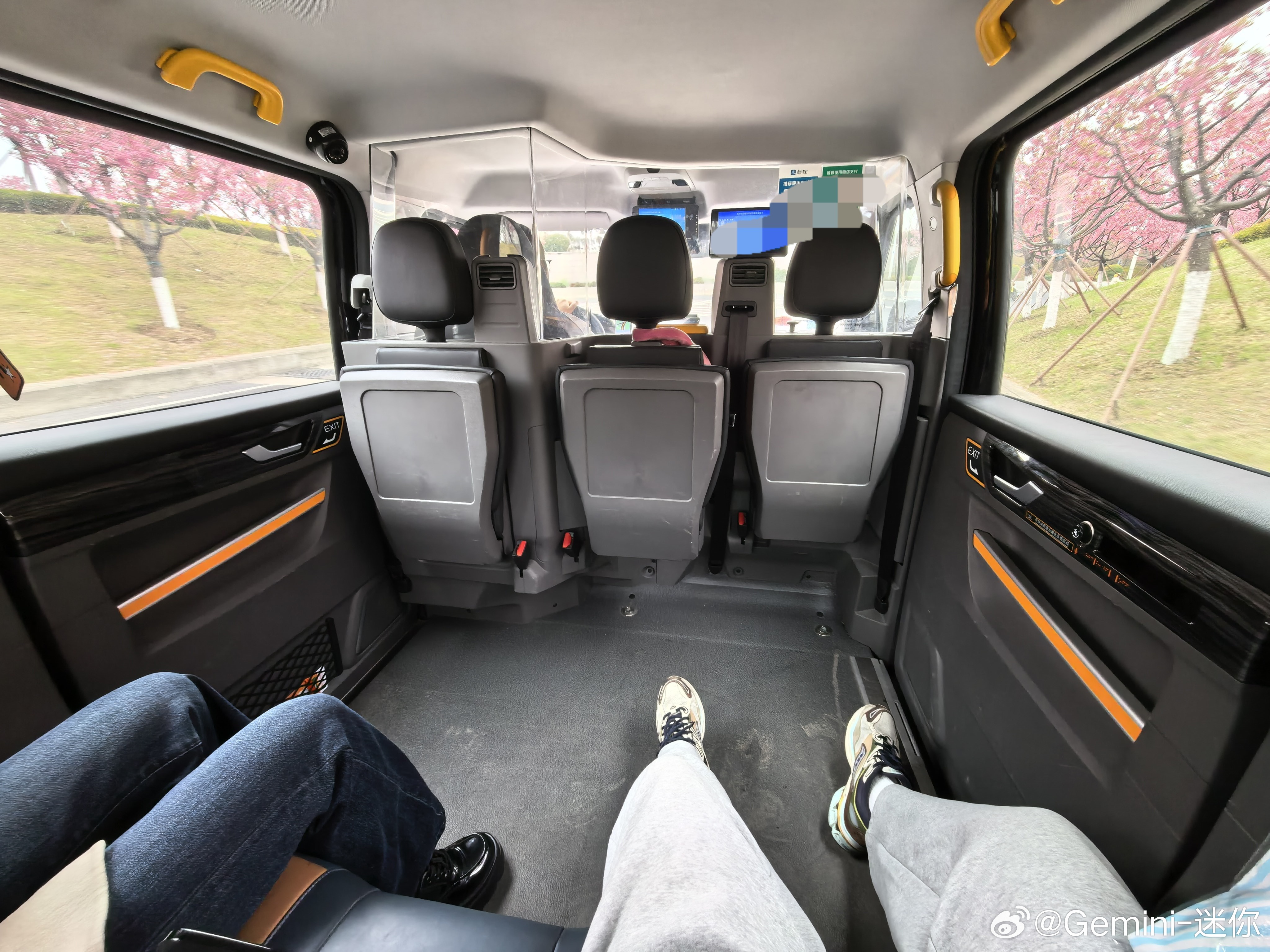 都别比空间了，空间终结者吉利英伦来了，两腿的腿部空间吉利英伦大v聊车我与汽车的日